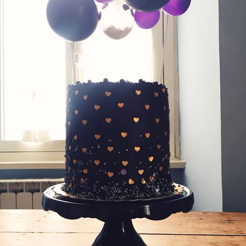 Making this cake made me so happy! First of all because I was making it for a special gal 💜 and because I had been thinking and doing doodles of this cake for some time now and I finally had a good excuse to make it! I’m also excited about using balloons instead of bunting, I think I’m going to call it ballunting. Anyway, here’s a black cake (with polka dot hearts and purple and glittery things of course)🖤💜
Auguri @ohwellsnow ! Per te che hai il nome del bianco più puro, una torta nera 😄😘
•
•
•
#blackcake #bakeyourworldhappy #foodfluffer #bakersofinstagram #blackganache #blackicing #paintitblack #silviabakes #cakeballoons #cakeoftheday #instacakers #buzzfeedfood #bhghome #blackcat #bakerslife #pois #heartpolkadots #polkadots #vintagecake