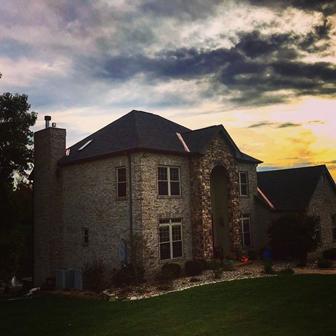 Copper Valleys & Sunsets 🌅@GAF Camelot .
.
.
.
.
#asphaltroof #revolve #construction #stl #saintlouis # roof #roofing #roofsales 
#creator #upgrade #follow4follow #follow #design #build #beautiful #home #architectural #gaf #camelot2 #designer #roofinglife #highup #sunsets #peaks #copper