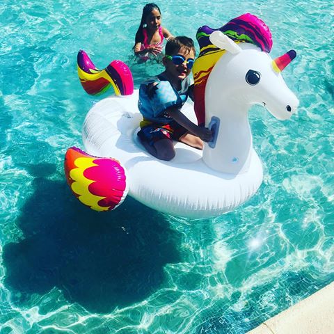 Me gustan los 2 #unicorn #colors #vacations #pool