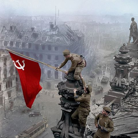 #1. Los rusos cuelgan su bandera después de vencer en Berlín....En Instagram hemos alcanzado los 100 subs, vamos a celebrar los con 100 fotos que tiene 100 años de historia.