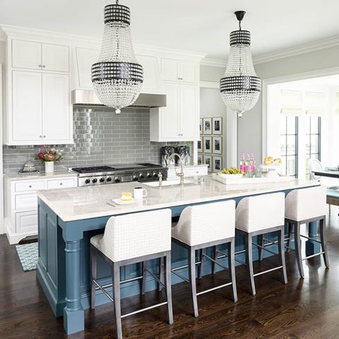 We have so many favorites in this kitchen, from the cut-glass pendants, to the @fayandbellerugs runner, to the gorgeous tile. What is your fav feature? #OHmystyledlife .
.
.
📷:#troythiesphotography @elevationhomes 
@murphycodesign
