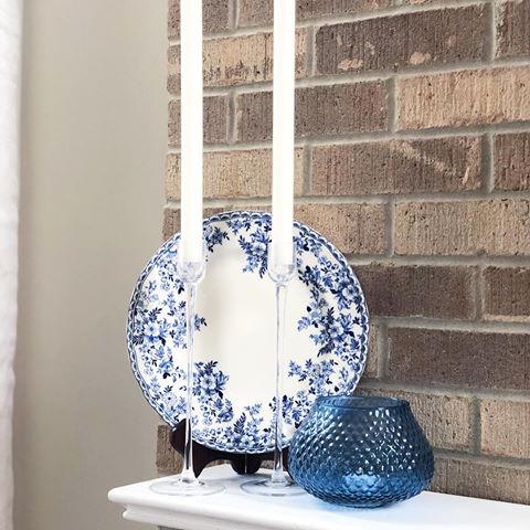 I like these plates so much I put one on the mantel! 😂 the blue flower saga continues throughout my whole house evidently. I can’t get enough! #bluechina  #homedecor #springdecor #midwesthome #midwestliving #manteldecor #shopwithclaire