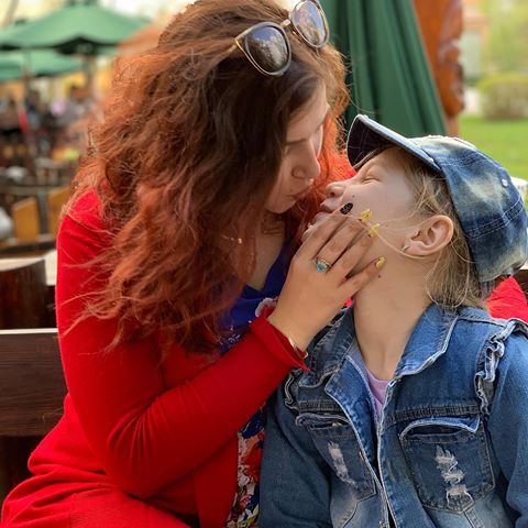 Люблю целоваться 🥰😋 .
.
#мама #дочамоя #сладкие #вкусные #прогулка #любофживетвечно #instagirls #инстамама #саранск #москва