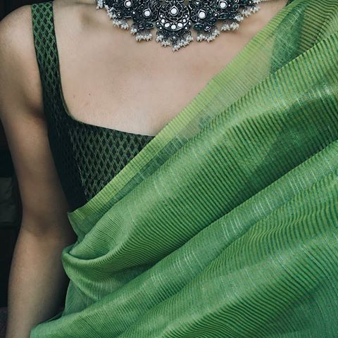 *subtle*
.
.
We're big fans of how @margazhidesigns  styles her sarees! Look at that picture!
.
.
.
#indianwear #indianstyle #indianfashion #indianblogger #womenswear #womensstyle #womensfashion #weddingwear #weddinglook #weddinghigh #weddingfashion #fashionblogger #fashionista #influencer #indianblogger #bloggerstyle #bridalstyle #bridalwear #styleblogger #bloggerstyle #love #potd #ootd #celebrityfashion #luxurylife #celebrityfashion #accessories #earrings #todiefor #jewellery #decorations #decor#sabyasachibride