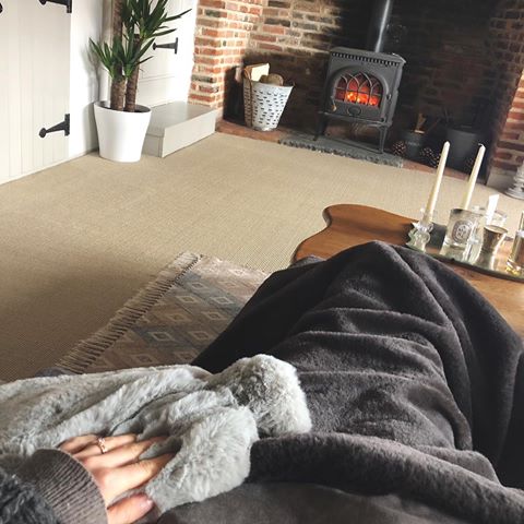 S u n d a y 🌿 Fire & the cosiest blanket ever... All the softness ! How were we all sunbathing last week? Currently tap shopping for the kitchen! Updates soon... we hope you’ve all had a lovely Sunday 🌿
.
.
.
.
.
#oldtonew #mycountryhome #myinteriorvibe #houserenovation #countryrustic #modernrustic #grade2listed #publichousetoourhouse #cosyhome #sundayhome #sundayvibes  #houzz #myhome #myhousethismonth #greyinterior #homestyle #cottagelife #rusticdecor #rustichomedecor #mystylishspace #cornerofmyhome #dailydecordose #interiordetails #interiordesignlovers #myhome2inspire #myhousebeautiful #norfolklife #propertyrenovation #actualinstagramhomes #interiormilk