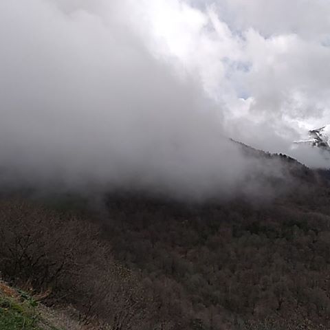 Облака, они движутся. 😮
#весна #май #поездка #приключения #день #прекрасныйдень #горы #Кавказ #небо #снег #вершины #облако #spring #Kavkaz #snow #sky #nature
