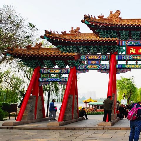 📷 x2 + 🎥 x 1 ⛩️ 🏯 😪 泉城濟南的成全 
我說你是人間的四月天，
你輕撫扶梯，碎步踏出一汪清泉，
安靜的模樣，裝點了四月的湖面，
你眉頭輕蹙，沉靜於眼神的起伏，
仰著頭遠望，像是在禮術的哲學中徜徉
你選了你的四月天，這也蔓延了我的#四月天。
Da Ming #Lake - Jinan Shandong , China
.
.
.
.
.
.
#中國 #濟南 #攝影 #写真 #写真好きな人と繋がりたい #China #Shandong #Jinan #instagood #meet #sky #me #my #photooftheday #people #spring #nikon #nature #photography #햇살 #겨울 #주말 #즐거운 #다들 #햇살좋은날 #안녕 #반가워 #산동