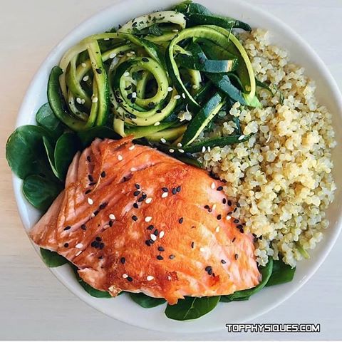 Also check @detox_recipes
.
Grilled Salmon, Quinoa & Zoodles 🍃
Details 👉 grilled salmon (cooked with olive oil for a few minutes on each side) + white quinoa + sauteed zoodles (with a bit of olive oil too) + salad leaves + sesame seeds + lemon
.
Recipe @wernou 🙌