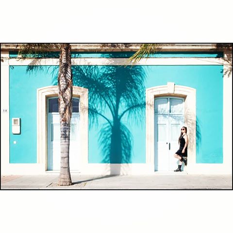 El arte de vivir es cambiar las hojas sin perder las raíces 🍃🌴🆙️
📸@helena.durango
.
.
.
#blue #white #almeria #amsterdam #love #happy #fashion #instagood #picoftheday #photooftheday #photography #instagram #instalike #photo #actress #art #moda #instapic