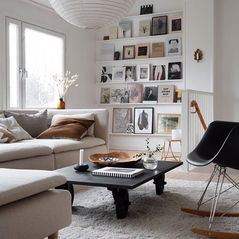 We absolutely LOVE @bloggaibagis stunning living room with it's curated art collection and tactile layering | Seen here: an #IKEA Söderhamn sofa with a Bemz cover in Unbleached Belgian Linen and Kastell furniture legs in Natural 🙌 #BemzDesign