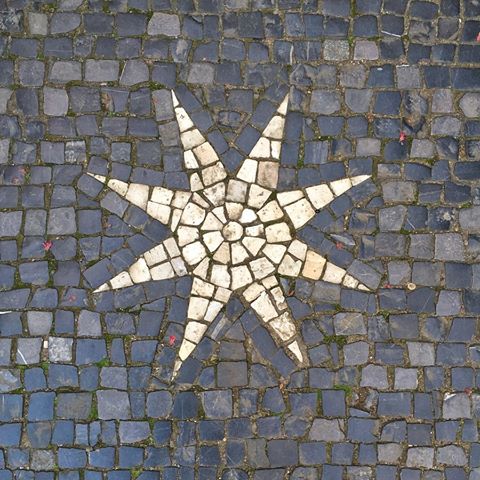 🌟 Star in the cobblestones in front of the Carmelite Church of Our Lady Victorious (of Infant Jesus of Prague fame! 👶🏻😇), on the aptly named Karmelitská Street