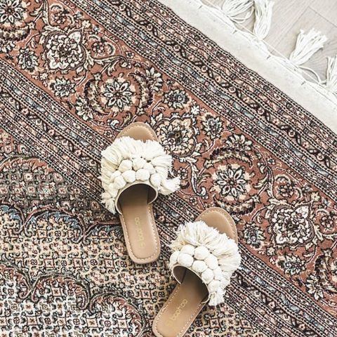 Can't wait to wear these cuties 🌼 .
.
.
#details #detaljer #fashion #carpet #rug #livingroom #roomdecor #decor #inreda #vardagsrum #home #hemma #heminredning #hem #homestyling #homeinspo #shoes #skor #trend #boohoo #boohoostyle #boohoofashion
