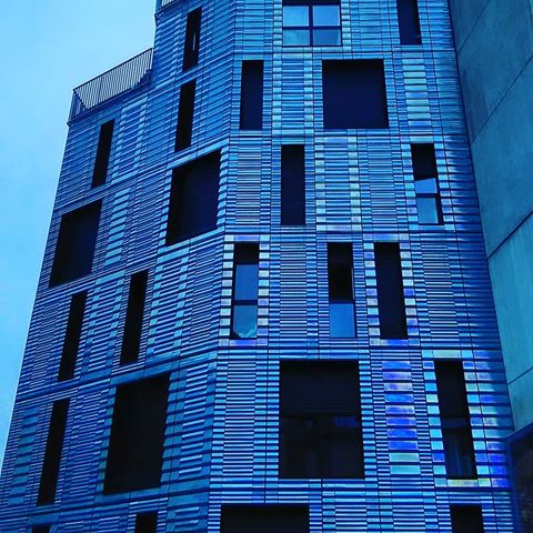Rue Petit...Bâtiment bleu métallique. 💙 #blueaddict
_
#RuePetit #Paris19 #Paris #RiveDroite #Parisienne #Parisian #Photographer #Photographie #Photography #PhotoDuJour #PhotoOfTheDay #ArtOfTheDay #ArchitecturePhotography #Architecture #Design #Art #ArchitectureLovers #DesignLovers #Building #Bleu #Blue #Saturday #Weekend #BlueSky #March #Winter #2018