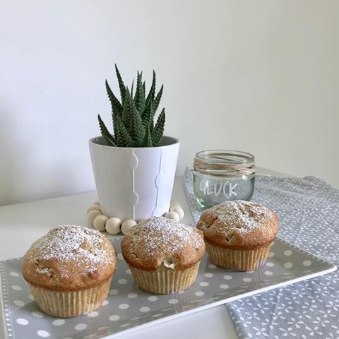 Werbung/Verlinkung
.
Kein Sonntag ohne Kuchen 😉
.
Rhabarber-Muffins 😋 zum virtuellen Kaffeeklatsch bei Melanie @picsarella #suessschnabelsonntag
.
Schönen Nachmittag noch 🙋🏼‍♀️
.
Und jetzt ... bügele ich wirklich meine Wäsche ... @_theike 😂🙈
.
#grußausderküche #backen #backenistliebe #baking #rhabarber #rhabarberkuchen #rhabarbermuffins #muffins #lecker #yummy #sonntagskaffee #timeforcoffee #timeforcake #coffeetime #kaffeezeit #instalifestylefriends @instalifestylefriends #living #whiteliving #interiorandliving #interior123 #interior4all #germaninteriorbloggers #kleinerfeinerfeed #lifestyle