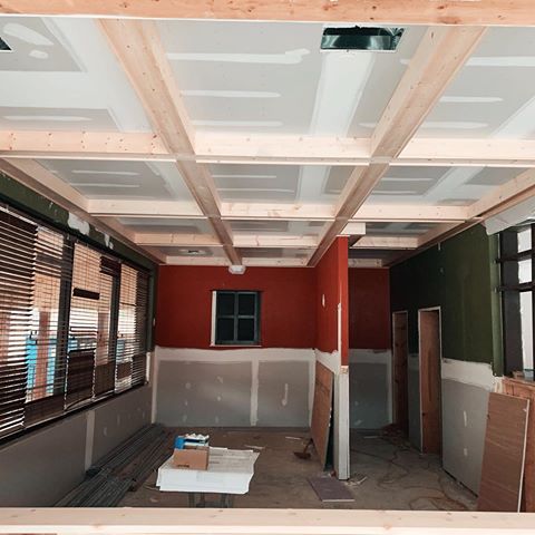 Here we can appreciate the process of  wood beams on ceiling for this restaurant renovation ✨🌵👷🏼‍♂️
@lozadaconstruction .
.
.
#construction #architecture #restaurant #restaurantdesign #design #building #interiordesign #renovation #contractor #engineering #realestate #home #builder #concrete #civilengineering #interior #remodel #art #work #restaurant #architect #instagood #business #engineer #constructionworker #carpentry #wood #sealing #lozadaconstruction