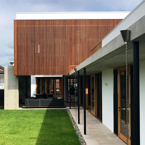 Union 6 months post completion. Thanks S&S for a wonderful project and to @m2construct for a great build. @m__ford for #shaunlockyerarchitects has knocked it out of the park! #adesignersmind #themodernhouse #allofarchitecture #dezeen #thecoolhunter_  #_archidesignhome_ #architecturehunter #modernarchitect #allofarchitecture #architecturenow #myhouseidea #architizer #australianhouseandgarden #australianarchitecture #architecture_au #contemporary_architecture #architecture #architecturelovers #architecturedose #d.signers #amazing.architecture #loversofarchitecture #architectureporn #homedesign  #amazingarchitecture #contemporaryhome #archello #queenslandarchitecture #brisbanearchitecture #thedesignfiles