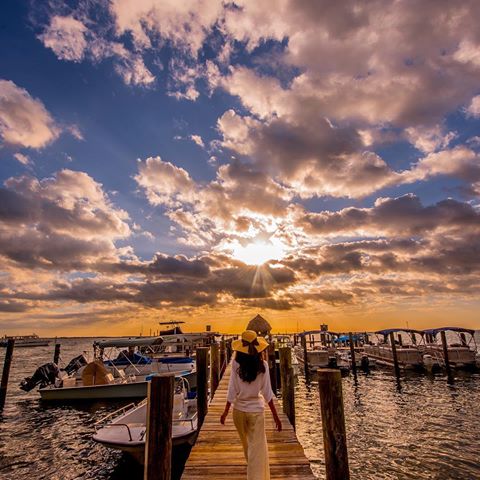 Do you prefer boat ride at the ocean or lake? I prefer at the sea *
*********
Around the world with me - Fort Myers - Florida *
**********
@nomadicfare Wendy walking at the Pier in a breathtaking golden sky. We are ready for a “boat day” and we are so excited to discover new and beautiful spots at Sanibel Area. *
**********
Thank you @ftmyerssanibel for this memorable week. Thank you @nomadicfare and @travelfreak for one more adventure together. Cheers
