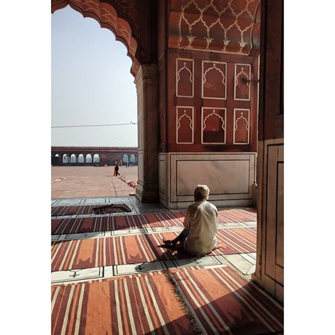 In a quiet place...no matter how crowded and noisy India might be there is always that undisturbed corner to just 'be'. .
.
Jama mosque in Old Delhi. .
.
#JasmineTrails #traveltoindia #quiettime #awayfromthemaddingcrowd #contentment #contemplation #indiaonmymind #travelphotography #peoplewatching #peopleandplaces #instagood #traveltheworld #mosquearchitecture #travelconsultant #travelagent #reisefotografie #menschenfotografie #reisenachindien #reiseveranstalter