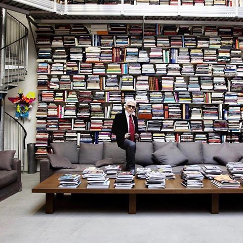 The late Karl Lagerfelds Amazing Bookshelves - Goals. 
#bookcase
#shelvesdesign 
#books 
#designboom 
#interiorgoal
#interiorismo 
#bookcasestyling