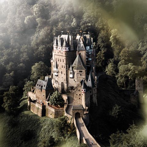 This place is popular on here for a reason - I first got to see it last year and it’s really as mesmerizing as all the photos make it seem to be.
I got a couple more German castles on my list for this year and I can’t wait to visit them 😍
#germany