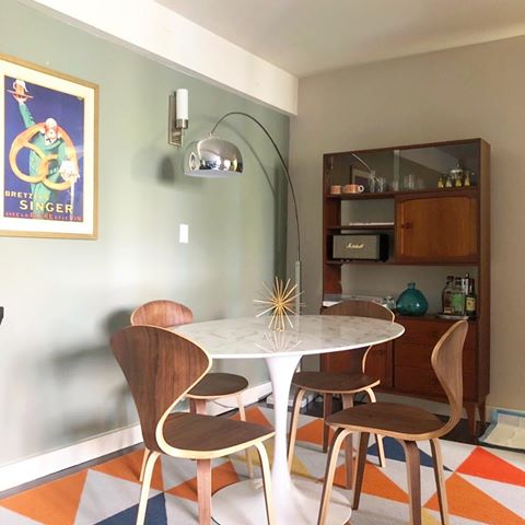 Another great shot courtesy of one of our customers. Their new wall unit fully dressed in the dining room 😃.
•
•
•
#interiordesign #interiorinspo #eclectichome #midmod #midcenturymix #diningroom #midcenturymodern #vintgae #retro #howivintage #vintagefurniture #home #midcentury #modern #danishdesign #sputnikfurniture