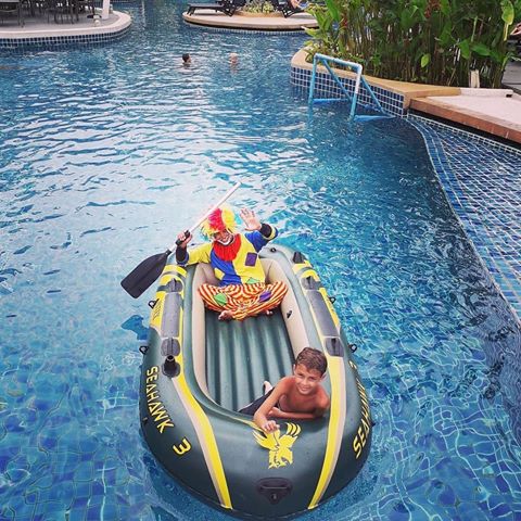 🤗💕 Let's the kid get lost in Paradise with our daily activities at Novotel Phuket Karon. (CR photo 📷: @chr_ys_)
.
.
#NovotelPhuketKaron 
#AccorHotels
#PhuketFamilyResort
-
#phuket #thailand #travel #familytravel #family #igers #travel #wanderlust #travelgram #instatrave #vacation #vacay #chill #relax #relaxtime #карон #пхукет #тайланд #семья #отдых  #pool #familyphoto #kidsclub #boatride #boat