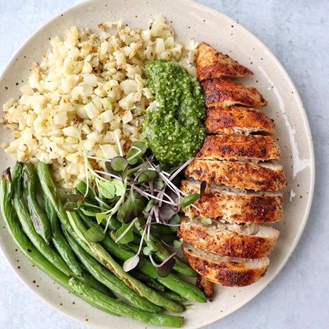 Also check @detox_recipes .
.
This combo was 💯 I roasted garlic cauliflower rice, green beans and spicy chicken. Topped it all off with micro greens and pesto 🌿 Roasted the chicken with olive oil, chili powder, garlic powder, paprika, sea salt and black pepper at 400.
.
Credit: @veggininthecity