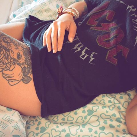 ☀️ Sunny day and you have to go to work 😕 good morning!
———————————-
#wakeup #sunnyday #inked #inkedgirls #bed #bedroom #legs #gm #acdc