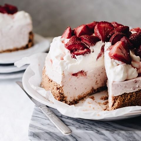 This time of year we're craving all things strawberry all the time, and this roasted strawberry mascarpone cheesecake by @studiobaked hits the spot! It's impossible to stop at just one slice. What are you doing with your strawberries?
.
#repost #thebakefeed #bakefromscratch #bakestagram #strawberry #cheesecake #cakesofig #cakesofinstagram #thebakefiles #scrumptiouskitchen #thesugarfiles #igfood