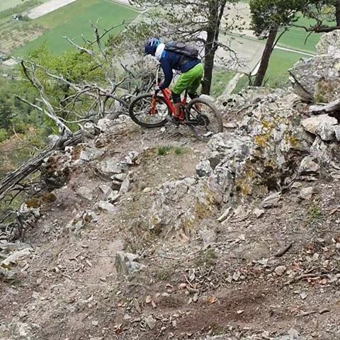 @ludo_may living on the edge on this very exposed trail in Southern Switzerland. 🇨🇭🙈
@ridefoxbike
// #ridefox #mtb