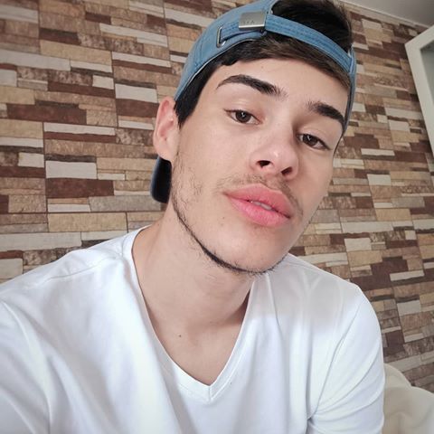 🤠
#chico #boy #male #tenerife #canarias #spain #love #cubans #cap #selfie #picture #smiley #men #teenager #lol #world #mundo #silver #white #shirt