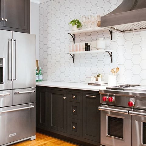 we are all about this modern kitchen. how can you not be?!? the dark cabinetry + hexagonal tile + marble shelves... this kitchen is practical + chic!
.
.
.
#metalandpetal #athensga #interiordesign #kitchendesign #kitchenremodel #custombuild #houseenvy #homedetails #myhomevibe #eclecticdecor #howwedwell #sodomino #currentdesignsituation #dailydecordose #interior_and_living #homedesign #maketimefordesign #vogueliving