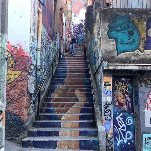 @maxi.zamora.r @stefanyamur @analia_hertz 
Visiten www.callegeo.cl
@callegeocl 
#valparaiso 
#chile #urbanwalls #urbanart #graffiti #streetart #streetartphotography  #streetartworldwide #graffitiporn #mural #murals #artecallejerolatinoamerica  #callegeocl