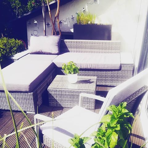 #abendgenießen #abendsonne #sonne #weekend #sunshine #schönerabend #garten #meingarten #terrasse #pflanzendeko #chillen #chillzone #myhome #living #lichterkette #chillouttime