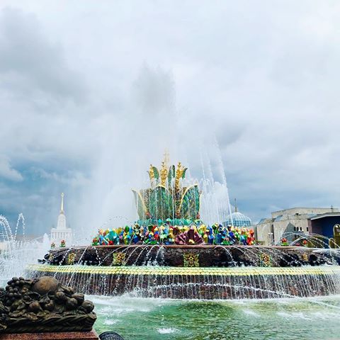 Наконец завершилась реконструкция ВДНХ! Теперь можно не пробираться с туристами сквозь строительные леса, а гулять спокойно) Ну а новый Каменный цветок - это, конечно , отдельная история🤦🏼‍♀️
#вднх#москва#парк#фонтан#vdnh#fountain#moscow#russia