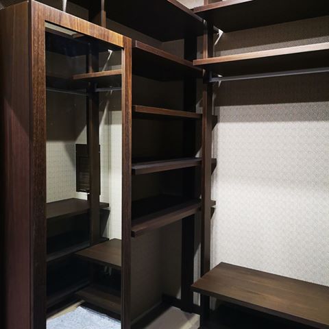 В гардеробных комнатах для доступа к углу удобнее всего использовать открытые полки. И стойки в этом случае предпочтительнее глухих стенок.