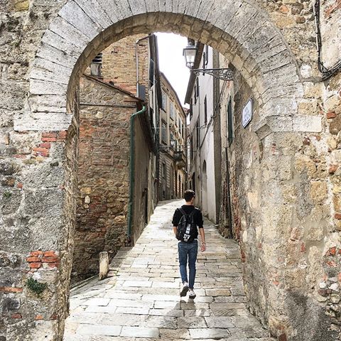 #chiusdino #borgo #tuscany #tuscanygram #tuscanylovers #tuscanyitaly #italy #italytravel #italian_trips #italy_vacations #italylovers #toscana #toscana_in #italia #architecture #architecturephotography #archigram #instagram #skyporn #archilovers #gothic @discovertuscany @visittuscany @capturingitaly #davidintheworld #arch