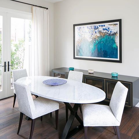 This framed @graymalin photograph brings all the coastal vibes to this elegant dining room 🌊 🏖 Now just pop open those doors and let the fresh sea breeze in! #newportcoastproject #annemichaelsendesign