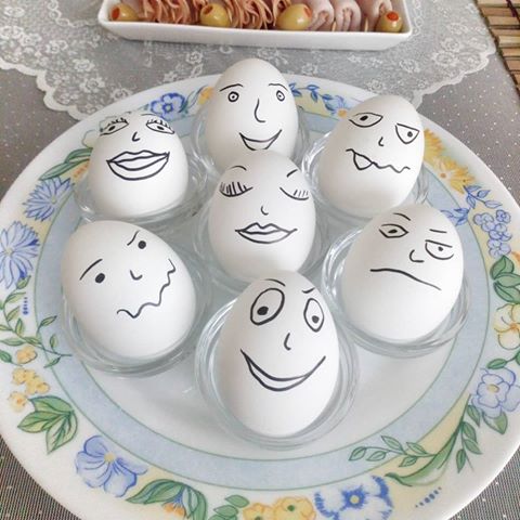 Yine Bir gün böyle  toplanmışız :) hahaha #yumurta #sunumönemlidir #komedi #komik #misafirleriçin #evimevimgüzelevim #homesweethome #komiksurat #komiksuratlar #komikyüzler #komikyumurtalar