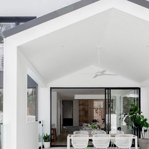 Racked ceilings + all white creates that fresh/crisp look that will never date. Alfresco living done simply but beautifully. ✌️
.
.
@kalkahomes