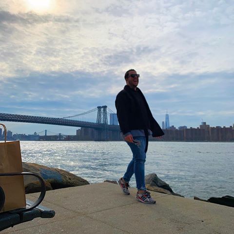 B R OO K L Y N 
#newyork #nyc #brooklyn #america #unitedstates #ny #skyline #brooklynbridge  #menswear #ootd #styleinspo #blogger_de #streetstyle #casual #roof #americandream #usa