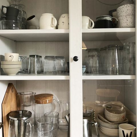 Love it all! Diese Dinge haben wir uns über die Jahre fleißig zusammen gesammelt. Einige Teile bekommen noch einen schönen Platz in der Nähe der Kaffeemaschine. Happy Sunday! Oh - und meinen Heizkörper in der Küche lieb ich ja auch (Swipe 👉🏼). #housedip #kitchen #decor #interior #design #love #interiordecor #ceramics #details #kitchencabinet
