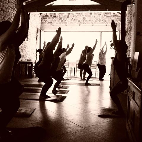 Alimenta il tuo benessere.. grazie alla super fotografa di questa fantastica giornata.. 🌸 workshop #alimentailtuobenessere #benessere360 #risveglioyogico #utkatasana #tuttiinsieme #yoga #yogamiki #lapace #workshop