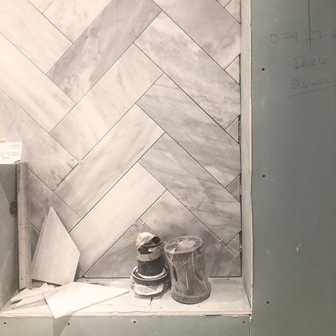 It’s all happening over #kingstonpenthouse 👀 #interiordesigner  #lightingdesign #marble #bathroomdesign #design #interiors www.amosandvine.com @amosandvine