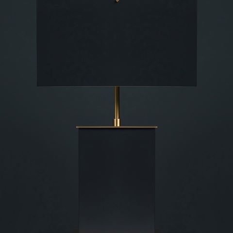 Основание и абажур настольной лампы Паблик выполнены из чернёного металла. Аристократичный чёрный в сочетании с латунью смотрится благородно и респектабельно, а строгая геометрия модели дополнительно подчёркивает этот эффект👌🏻