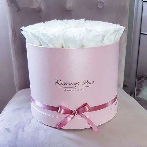 La FLower box " 𝑰𝑴𝑷𝑬𝑹𝑰𝑨𝑳𝑬 " est désormais disponible en Rose . **Légèrement Nacré avec un logo en rose gold ♡
#flowers #flowers #love #beautiful #toulon #pink #giftideas #marseille #likeforlikes #girls #toulon #amazing #beautytipsnyc #happiness #lol #foodporn #newyork #fitfam #awesome #fashionblogger #Halloween #Home #fall #paris