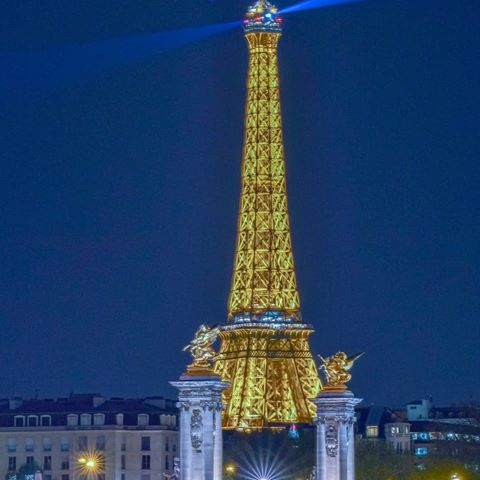 Cette vue de Paris est un classique mais c'est pas un repost mais une vraie nouvelle photo mais prise avec un nouvel objectif qui devrait bien m'aider à cette distance focale...enfin quand il reviendra de réparation car il a moins d'un mois et il fait déjà du bruit...snif .
Bon week-end à tous .
#eiffeltower #parisbynight #nikon #vivreparis #nightphotography #cityphotography #streetphotography #igersparis #ig_paris  #super_france #urbanandstreet #eiffelofficielle #torreeiffel #parismaville #toureiffel #巴黎#パリ#파리#Париж #paris #hello_france  #parigi #pariscartepostale #parismonamour #parisiloveyou #architectureanddesign #super_paris_channel #super_france #theopenhub #france_regards #parisjetaime