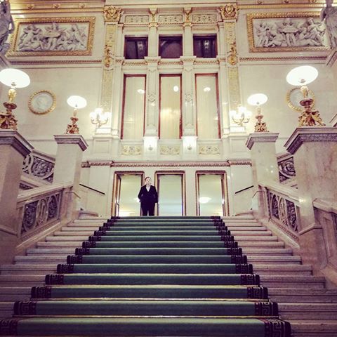 #vienna #opera #building #symmetry #wien #österreich #vienna_city #monument #art #attraction #sightseeing #austriagram #wienliebe #instawien #travel #europe #vacations #travelling #feelinglucky #instatravel #photooftheday #instapic #wiener #wieneropera #staatsoper #wienerstaatsoper #stairs #music #dance #ballet