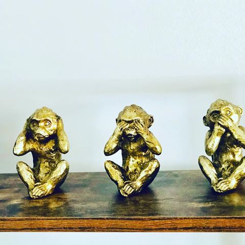 Day 26 @myhousethismonth wall to wall... monkeys. See no evil, hear no evil and speak no evil. If only! You only have to put bbc news on and the first two are done. I try to live by the 3rd one 🙊. Well that’s me up and out for today until late tonight, a busy day ahead. Is everyone at work today too? 🏢#monkeyonashelf #monkey #myhousebeautiful #myhomevibes #glamupnorthinteriors #myinteriorsquares #howihome #livingroomideas #beautifulhomesinthenorth #yourhomemagazine #myhouseidea#walltowallstyle #myhometrend #interiormilk