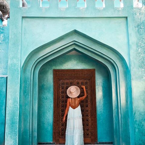 « Knock-knock-knockin' on heaven's door » #marrakech #visitmorocco #girlstravel #architecture #doors 📸 @dianamiaus